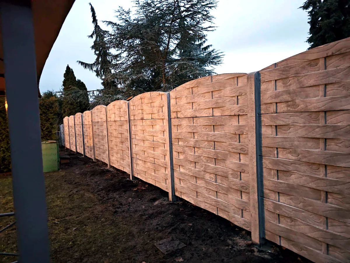 Fertig montierter Betonzaun in Holzoptik mit warmer Farbgestaltung