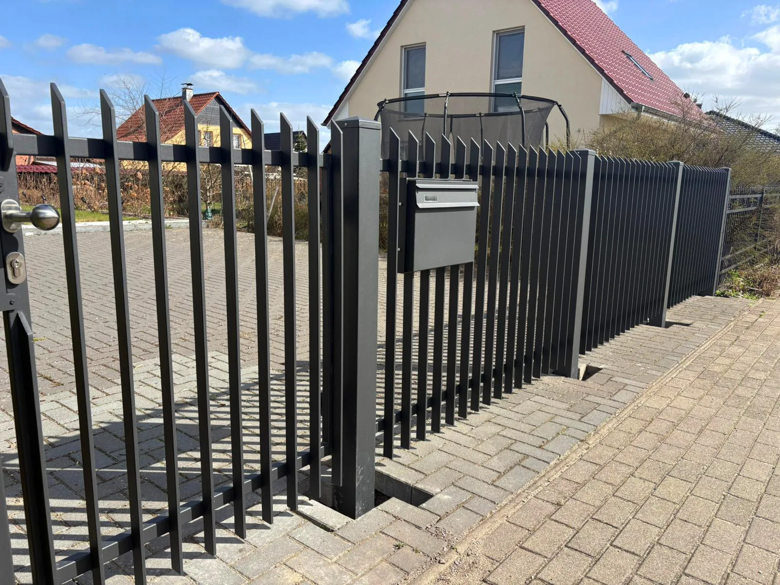 Stahltor passend zum Betonzaun Modell 1 – Miko Beton Zaun