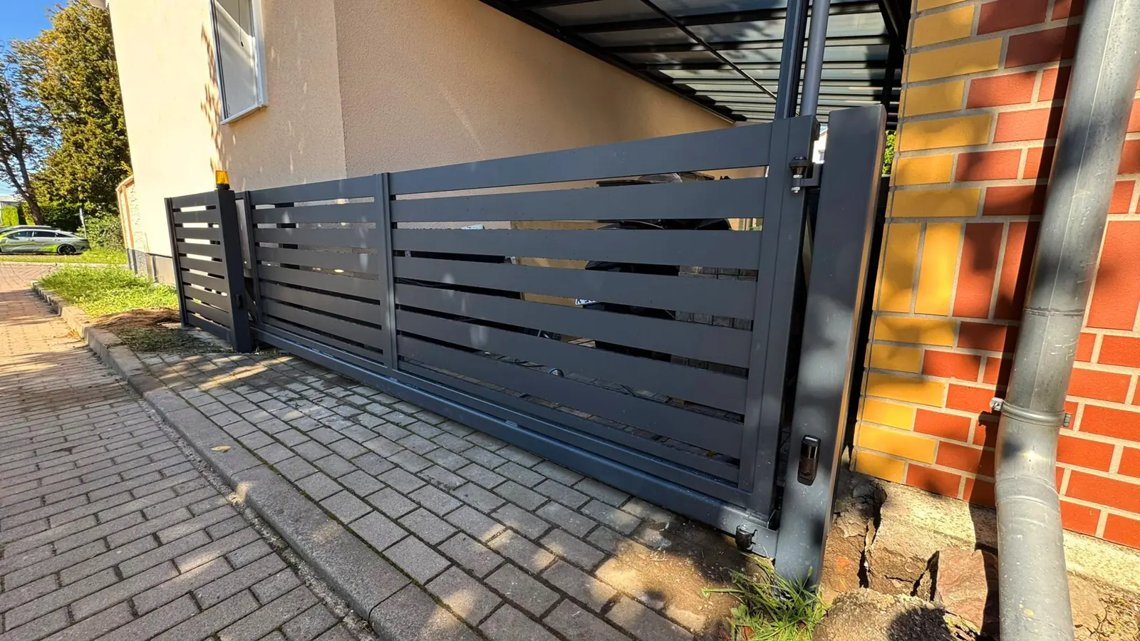 Stahltor passend zum Betonzaun Modell 3 – Miko Beton Zaun
