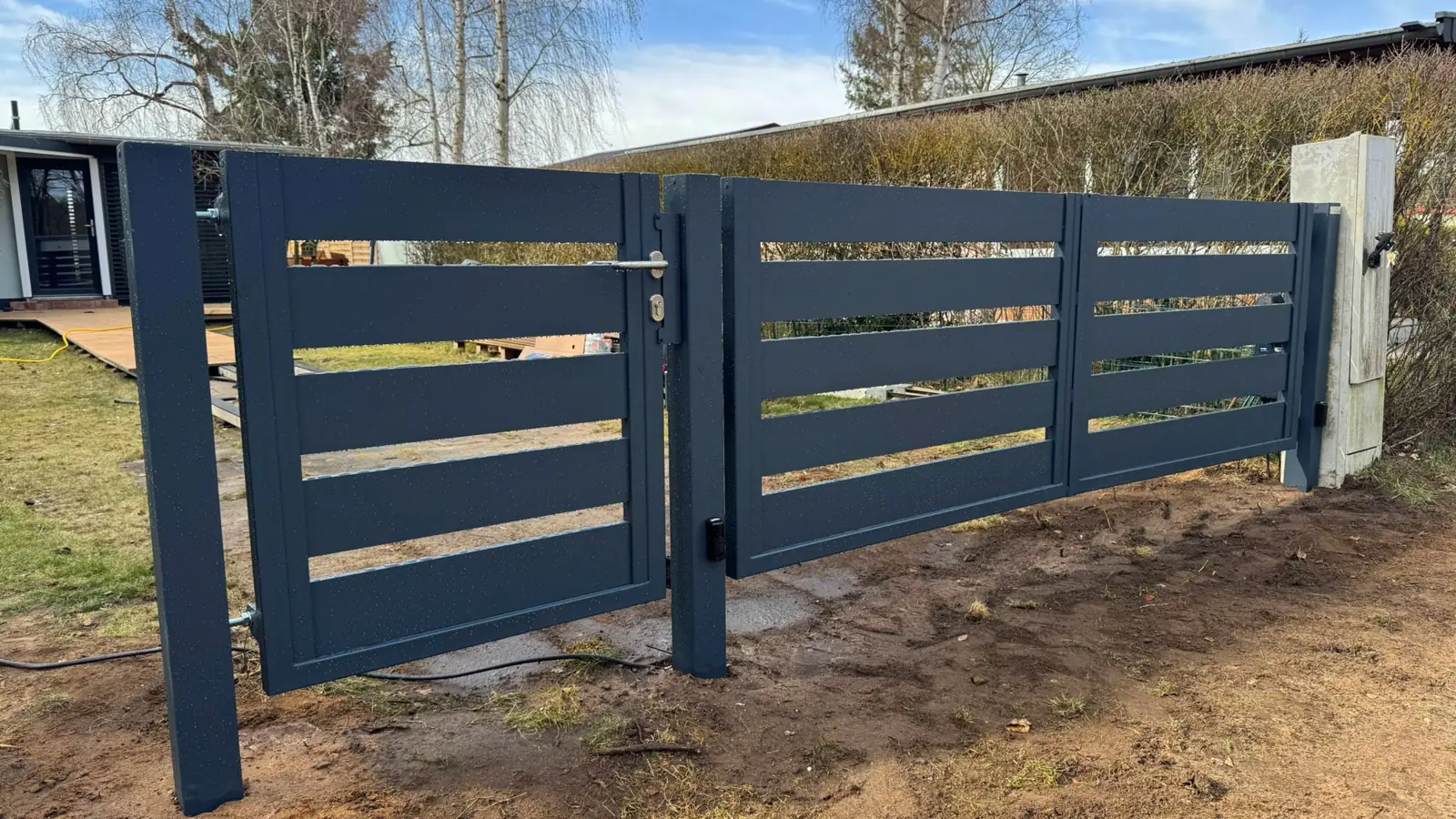 Stahltor passend zum Betonzaun Modell 5 – Miko Beton Zaun