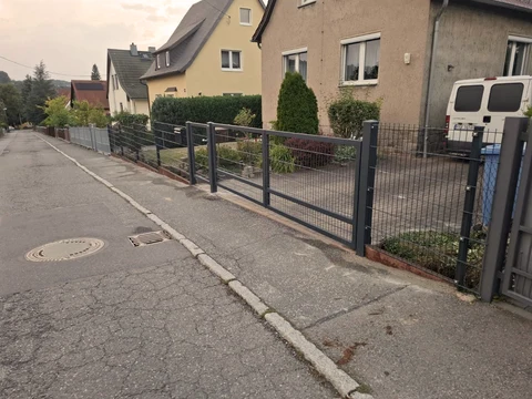 Stahltor passend zum Betonzaun Modell 10 – Miko Beton Zaun