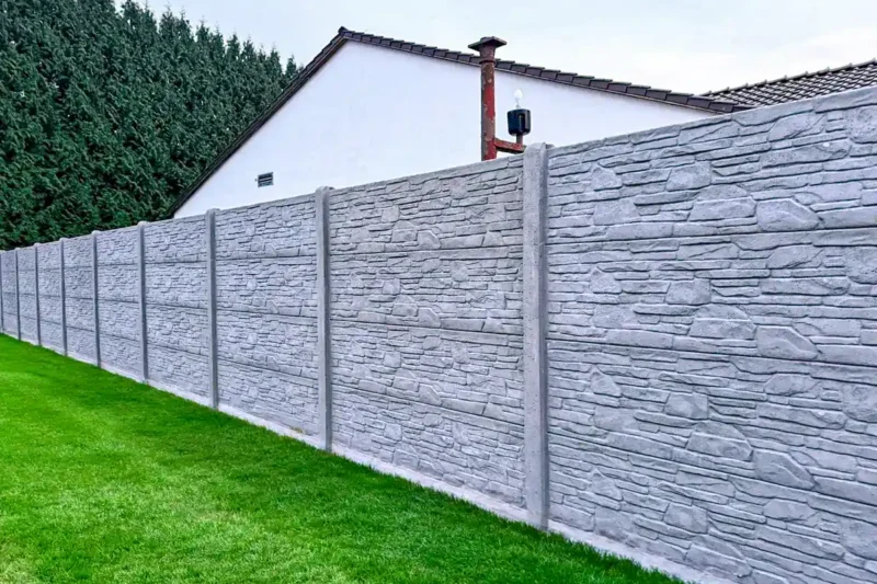 Betonzaun in Bremen: ruhiger Garten trotz enger Bebauung – Miko Beton Zaun