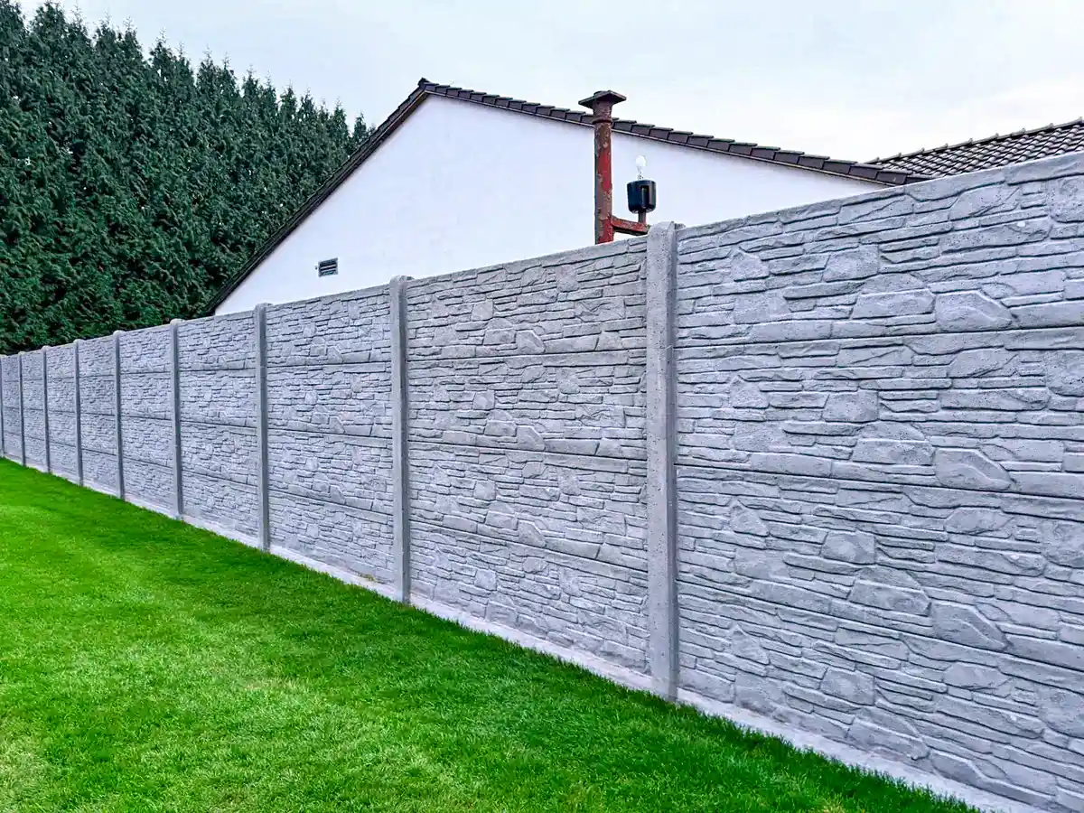 Betonzaun in Bremen: ruhiger Garten trotz enger Bebauung – Miko Beton Zaun