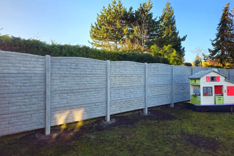 Betonzaun bei Gefälle: Grundstück richtig planen – Miko Beton Zaun