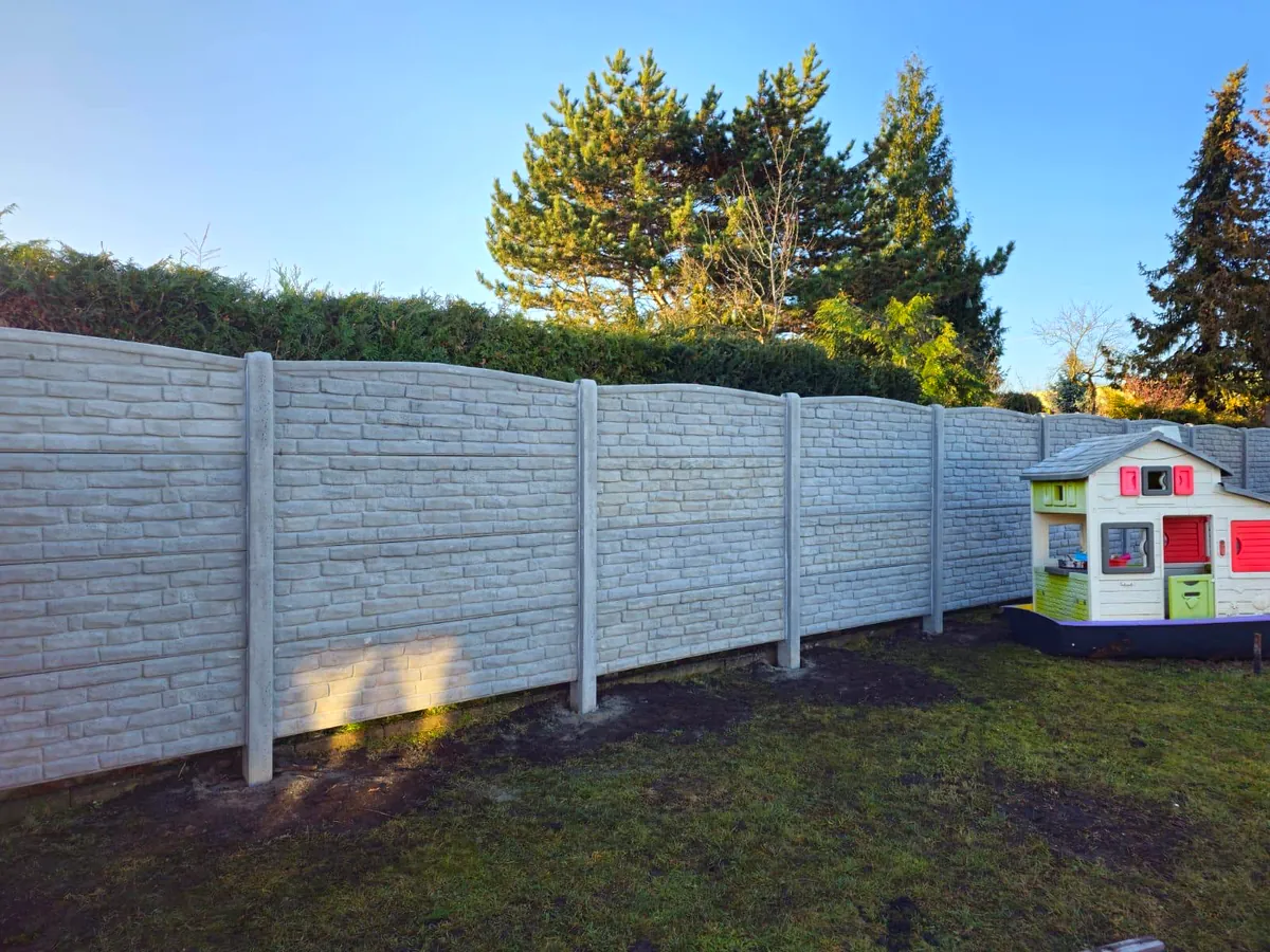 Betonzaun bei Gefälle: Grundstück richtig planen – Miko Beton Zaun