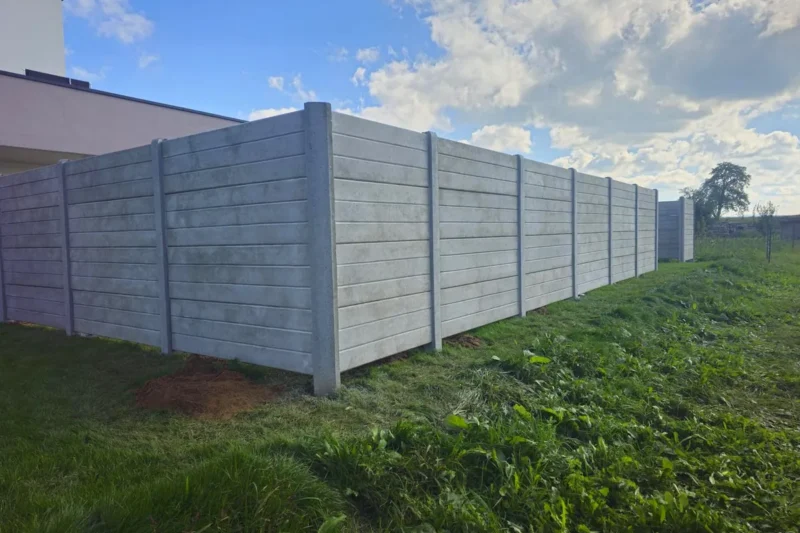 Betonzaun in Niedersachsen: lange Grundstücksgrenzen sauber lösen – Miko Beton Zaun