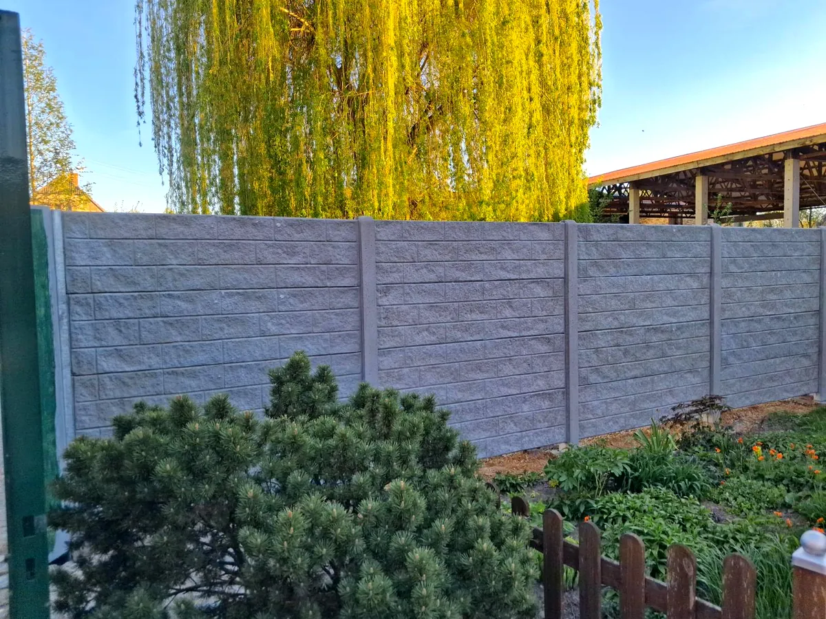 Betonzaun in Steinoptik: natürliche Struktur ohne Mauerbau – Miko Beton Zaun