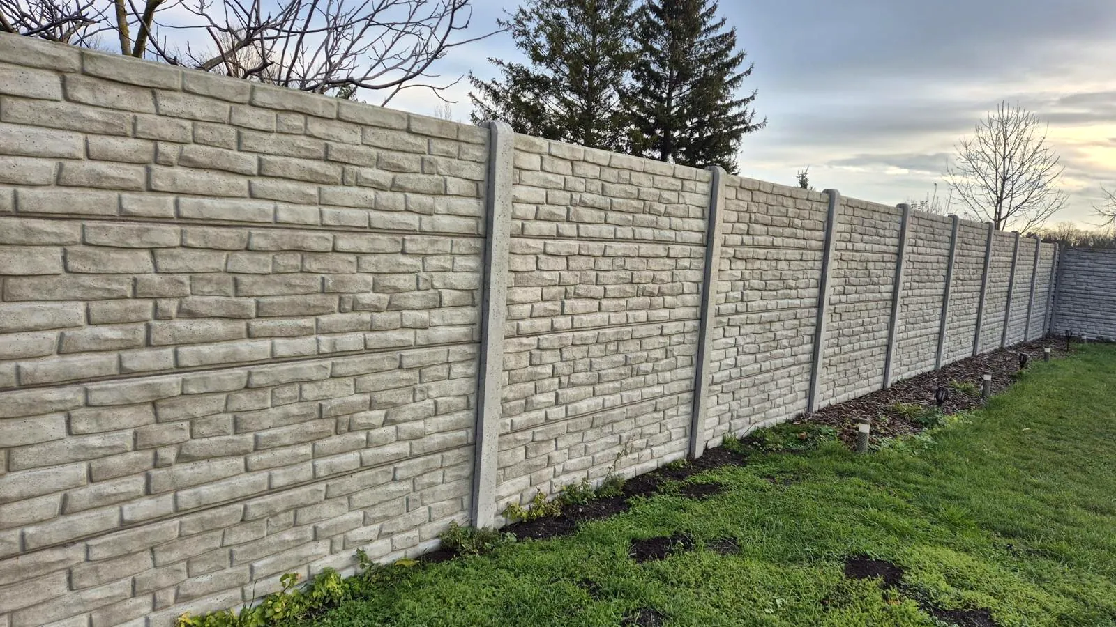 Betonzaun aus Polen mit Montage in Deutschland: worauf Kunden achten sollten – Miko Beton Zaun