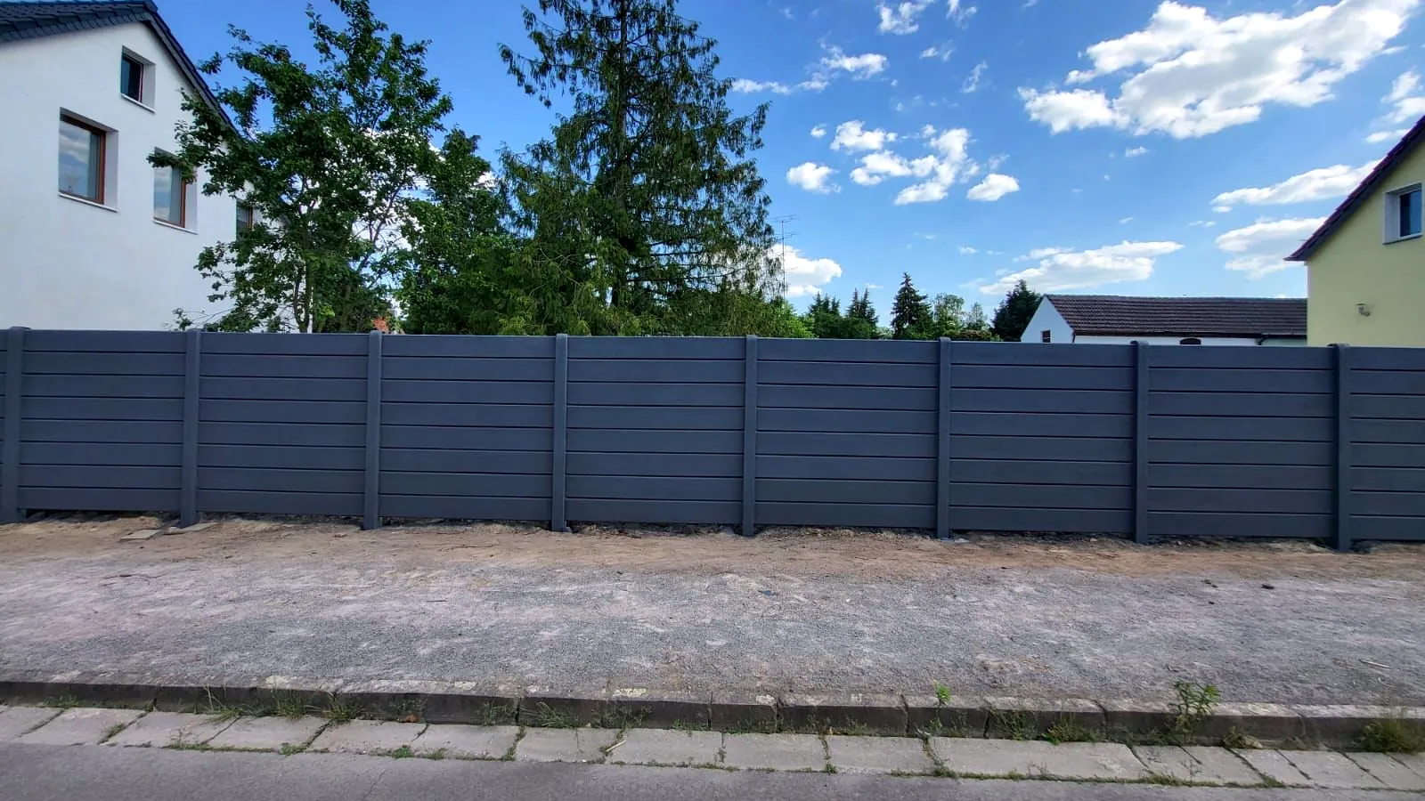 Betonzaun in Berlin und Brandenburg: Sichtschutz bei dichter Bebauung planen – Miko Beton Zaun