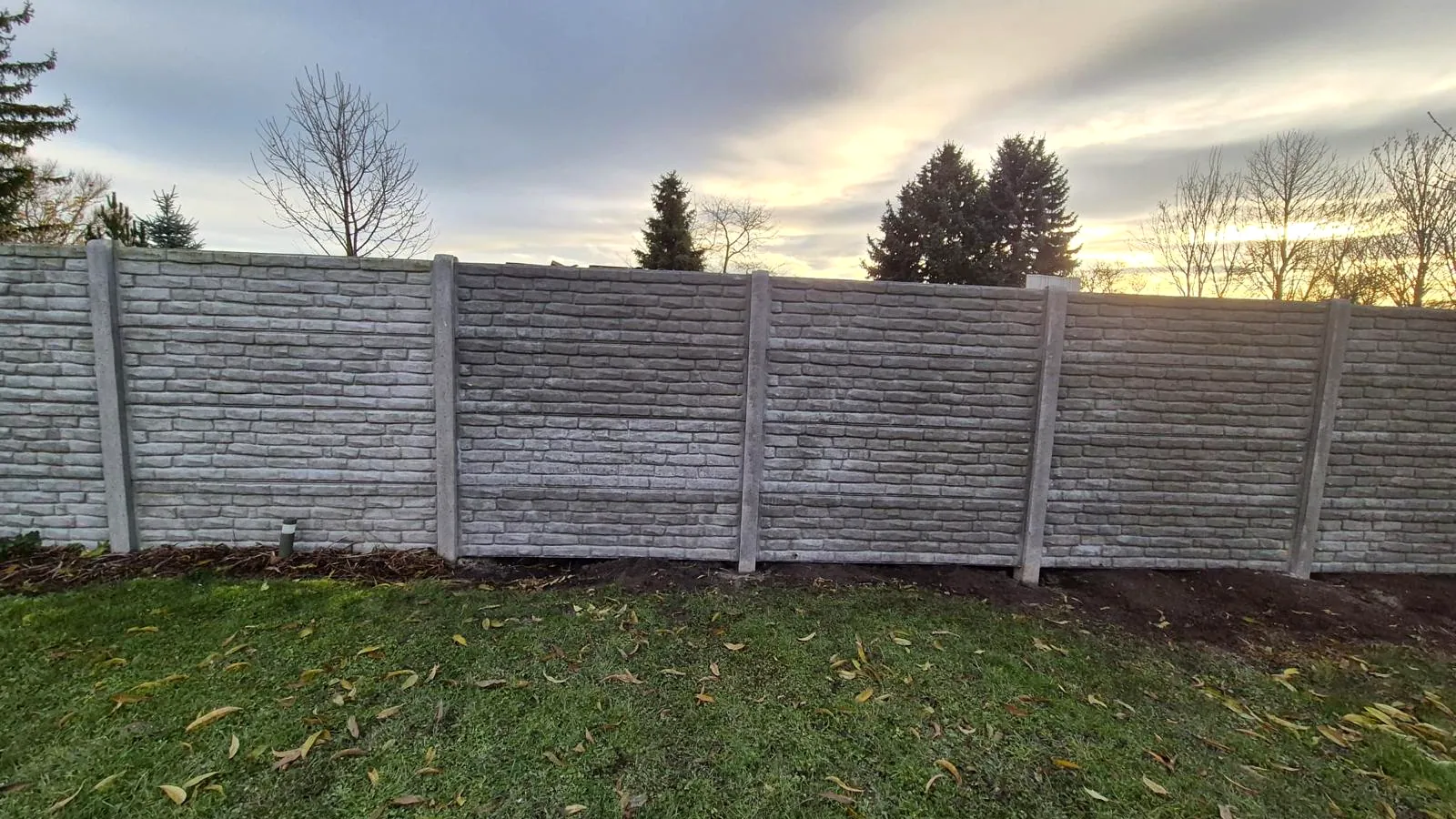 Betonzaun im Herbst montieren: Boden, Wetter und Vorbereitung – Miko Beton Zaun