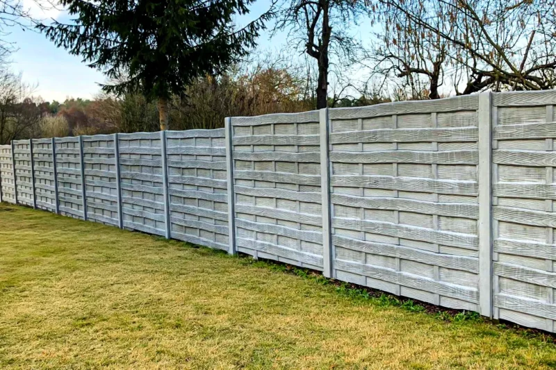 Betonzaun in Holzoptik: natürliche Wirkung ohne Holzpflege – Miko Beton Zaun