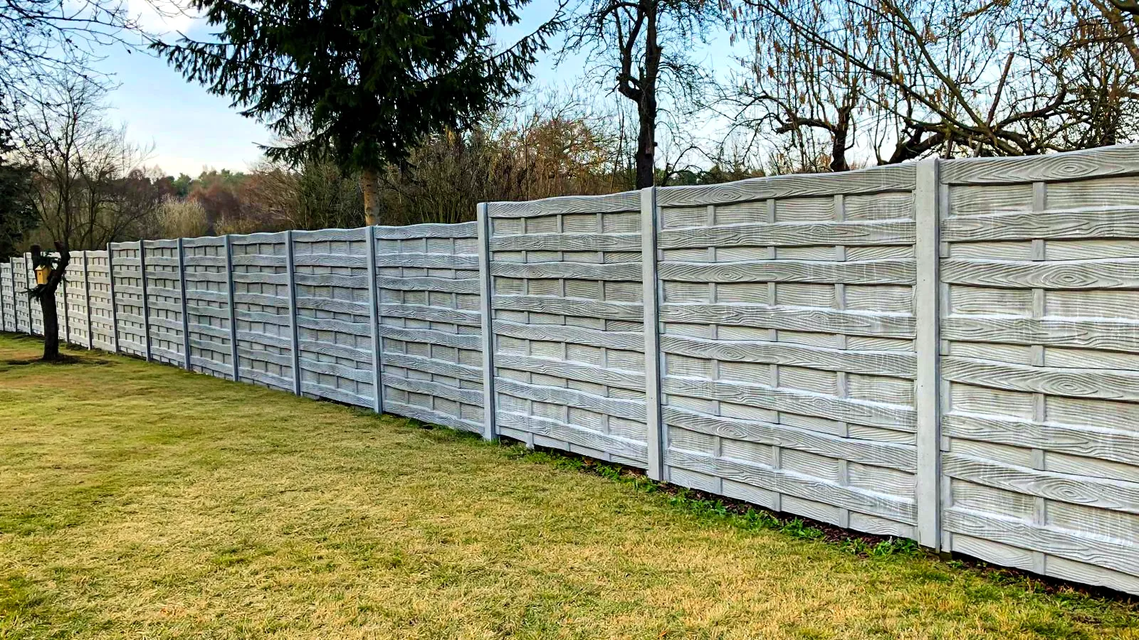 Betonzaun in Holzoptik: natürliche Wirkung ohne Holzpflege – Miko Beton Zaun