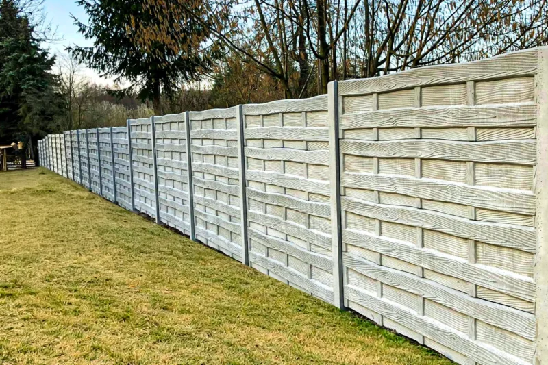 Betonzaun mit Holzstruktur: passend für ruhige Gartenbereiche – Miko Beton Zaun