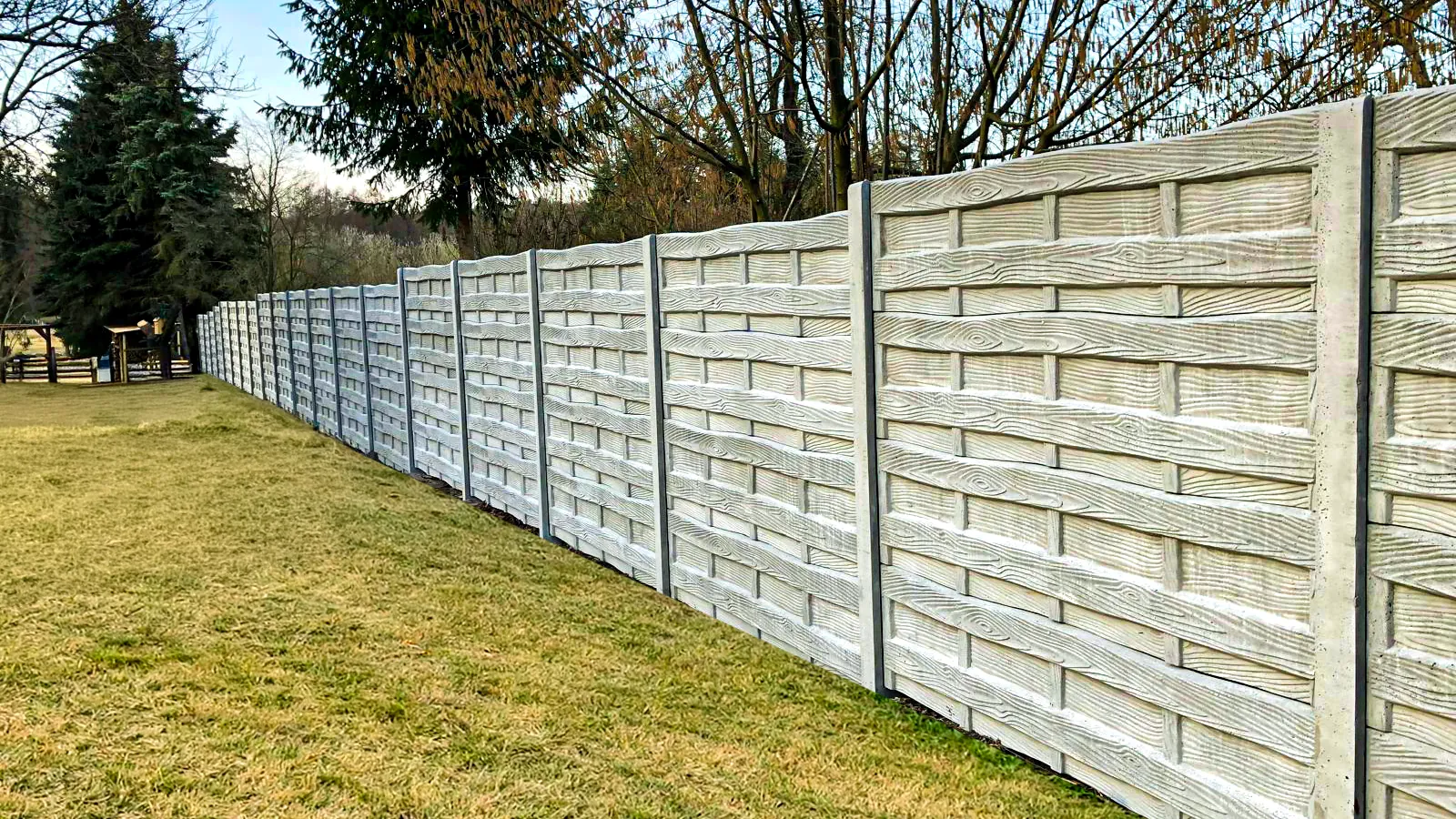 Betonzaun mit Holzstruktur: passend für ruhige Gartenbereiche – Miko Beton Zaun