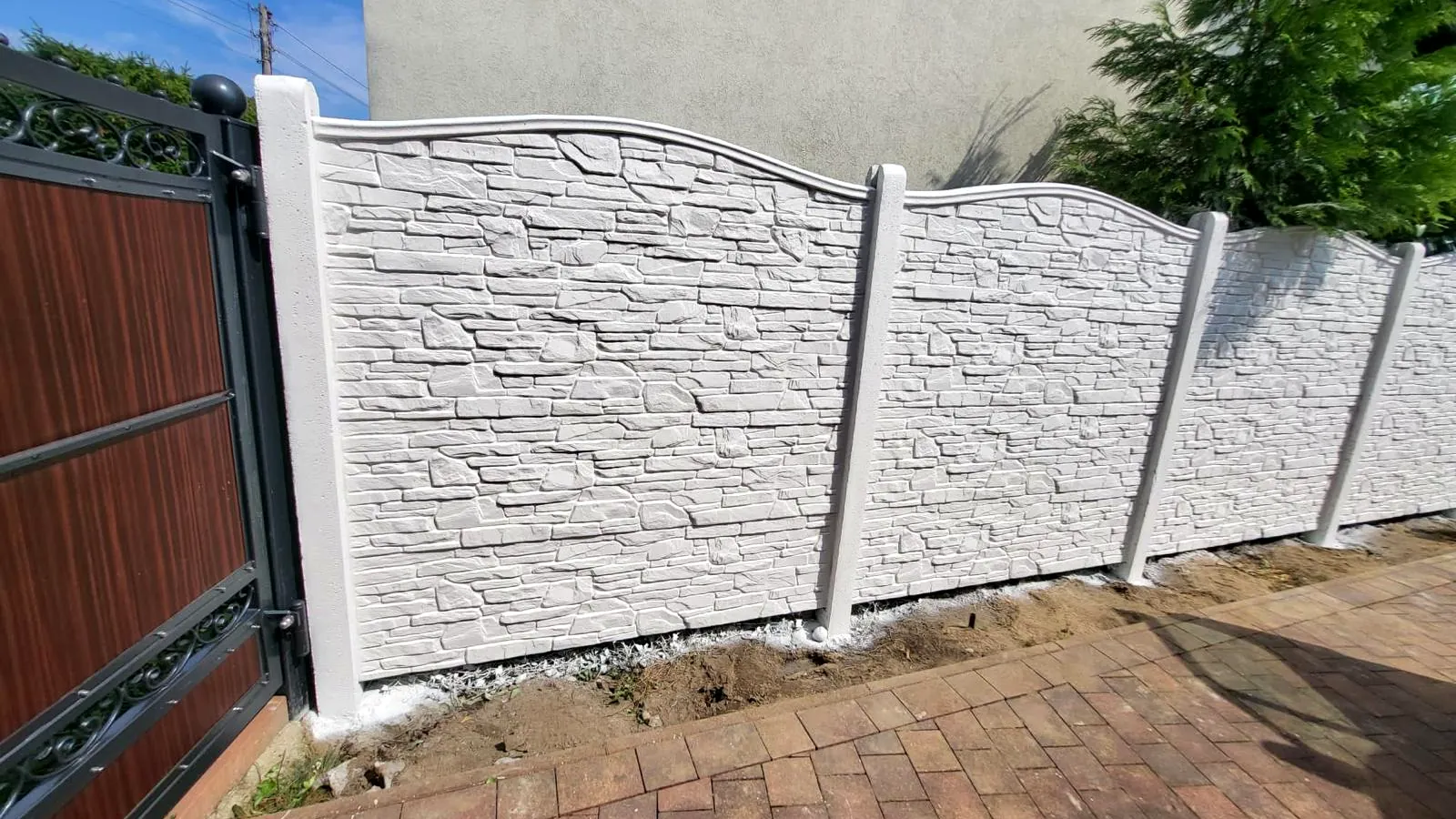 Pfosten, Kappen und Abschlüsse: welche Details den Betonzaun prägen – Miko Beton Zaun