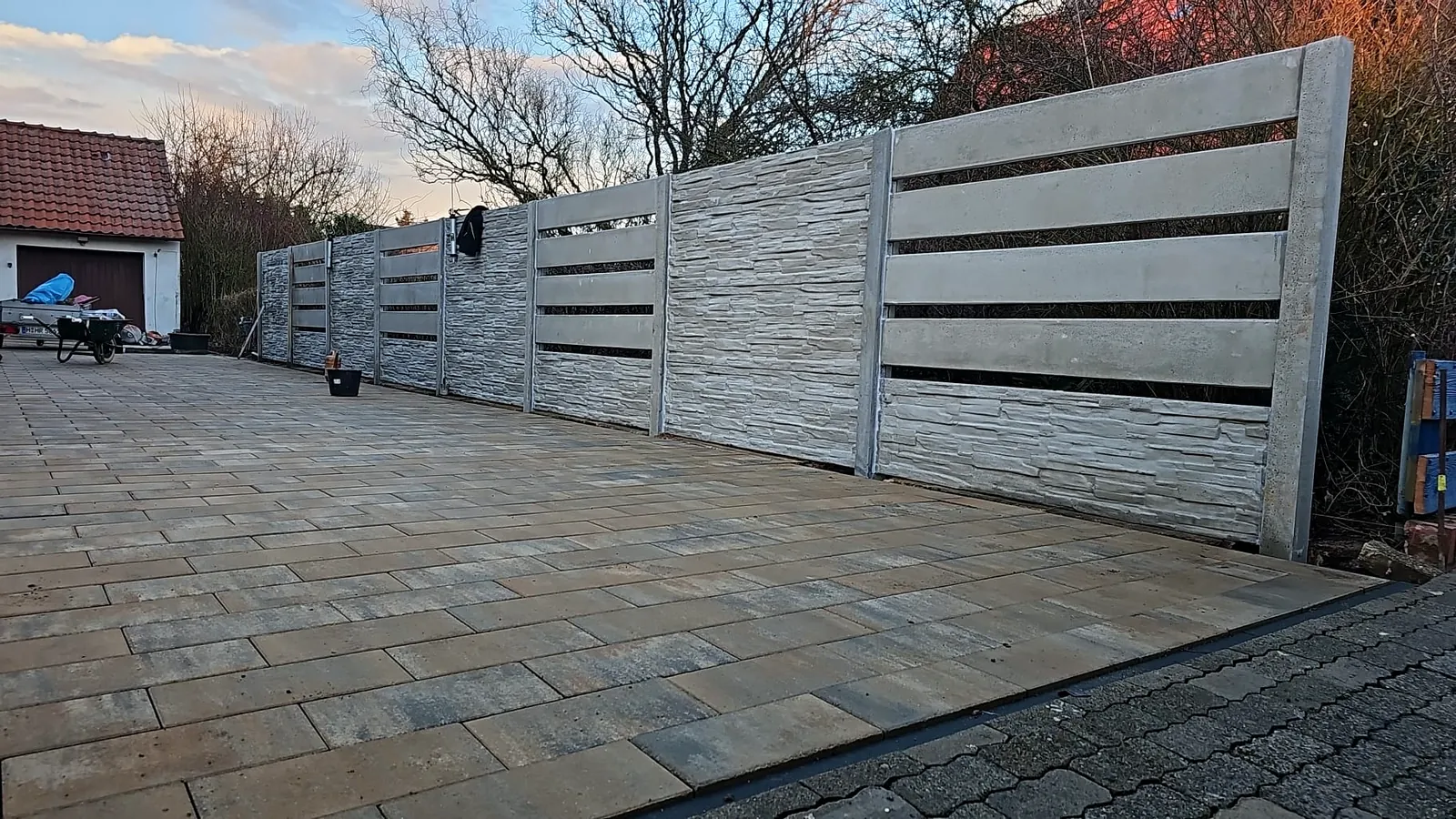Betonzaun für Reihenhaus und Doppelhaushälfte: Sichtschutz ohne Enge – Miko Beton Zaun