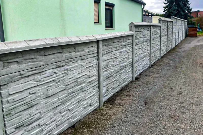 Betonzaun an der Hauszufahrt: sauberer erster Eindruck – Miko Beton Zaun