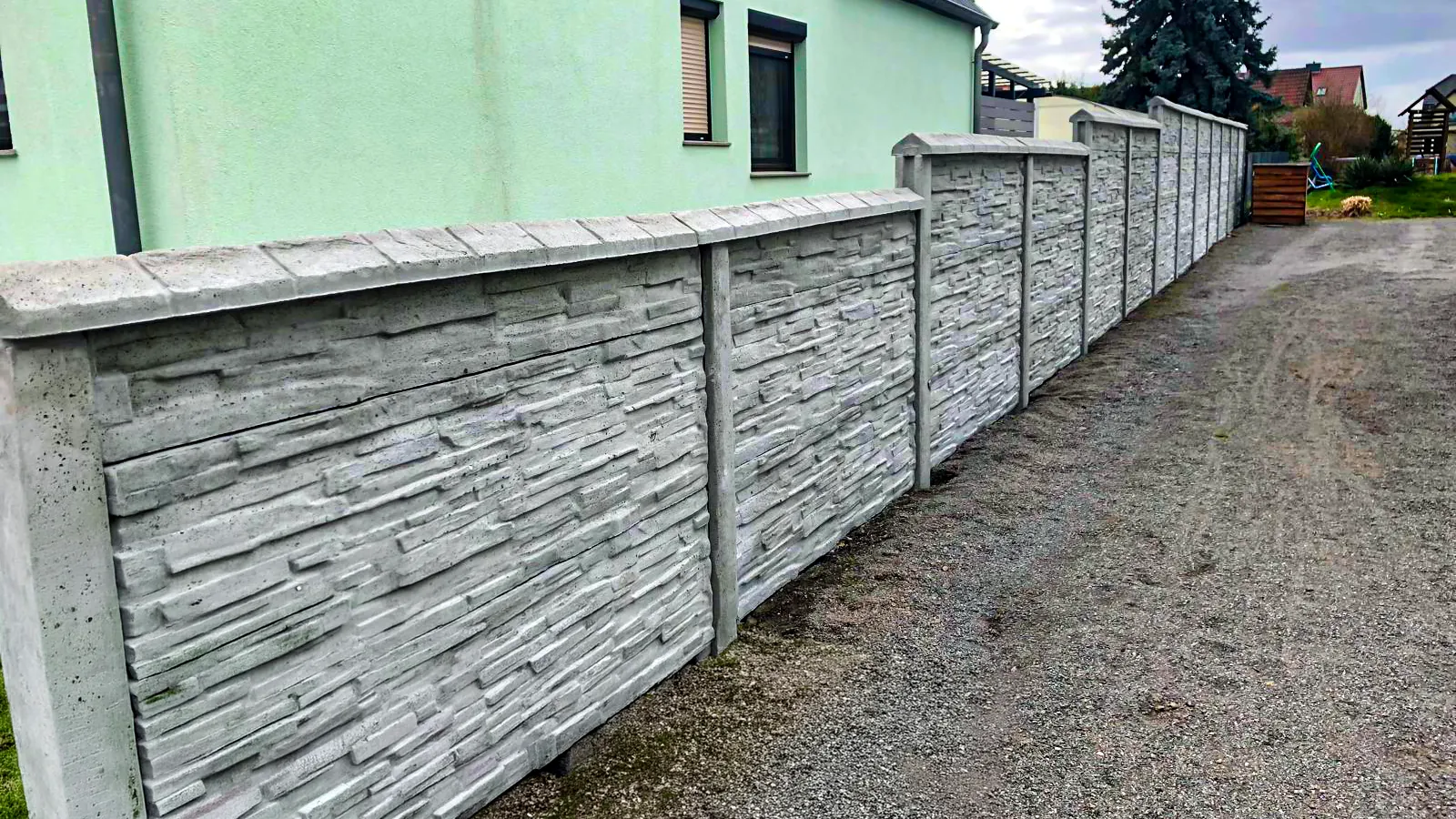 Betonzaun an der Hauszufahrt: sauberer erster Eindruck – Miko Beton Zaun