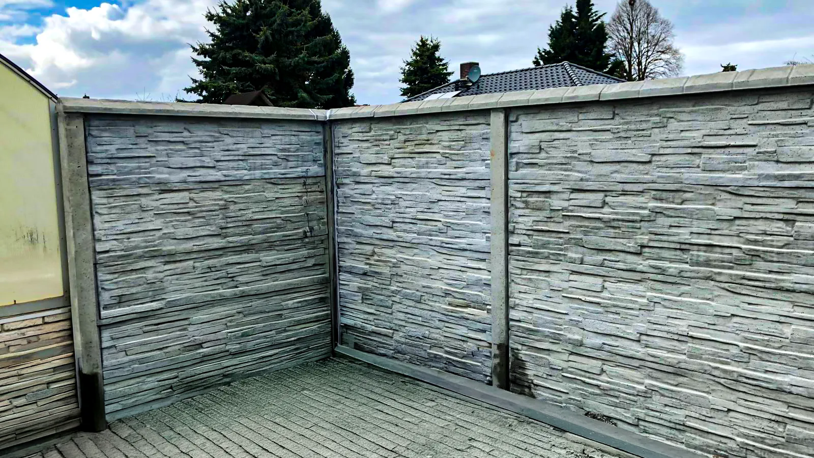 Betonzaun in Steinoptik für Einfahrt und Hof – Miko Beton Zaun