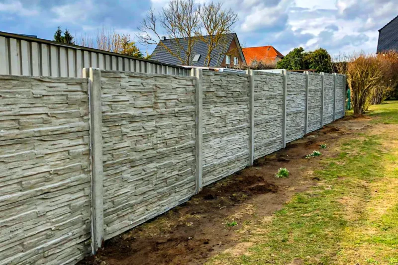 Lange Grundstücksgrenze mit Betonzaun sauber lösen – Miko Beton Zaun