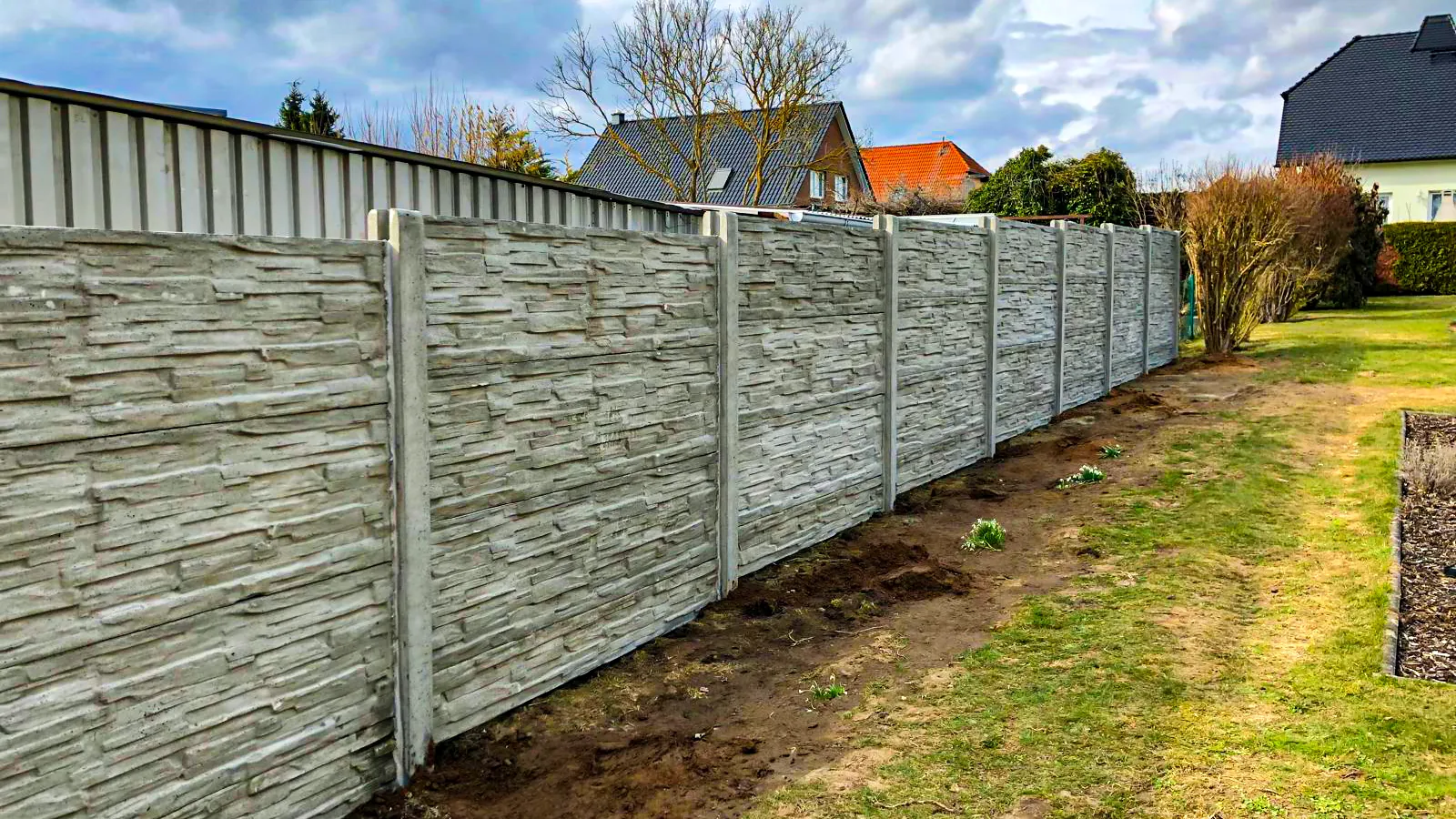 Lange Grundstücksgrenze mit Betonzaun sauber lösen – Miko Beton Zaun