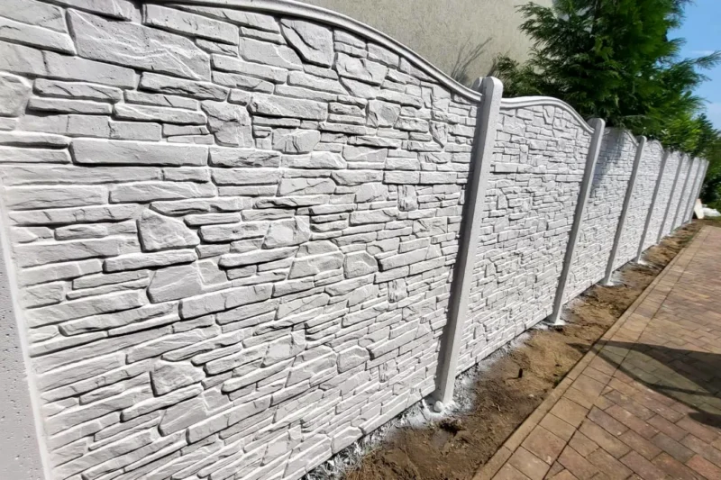 Klassischer Betonzaun mit Bogen: wann Zierelemente zum Grundstück passen – Miko Beton Zaun