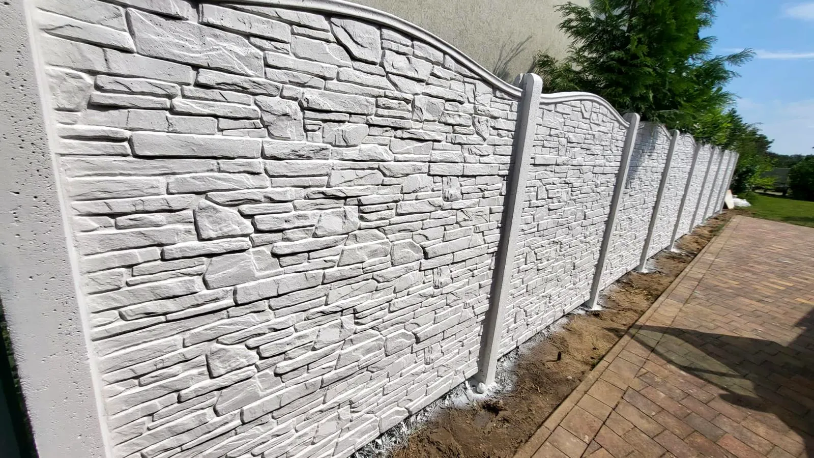Klassischer Betonzaun mit Bogen: wann Zierelemente zum Grundstück passen – Miko Beton Zaun
