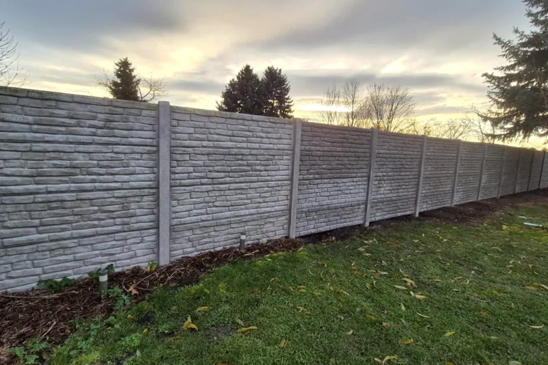 Wie lange hält ein Betonzaun? Beton C 30/35, Bewehrung und Montagequalität – Miko Beton Zaun