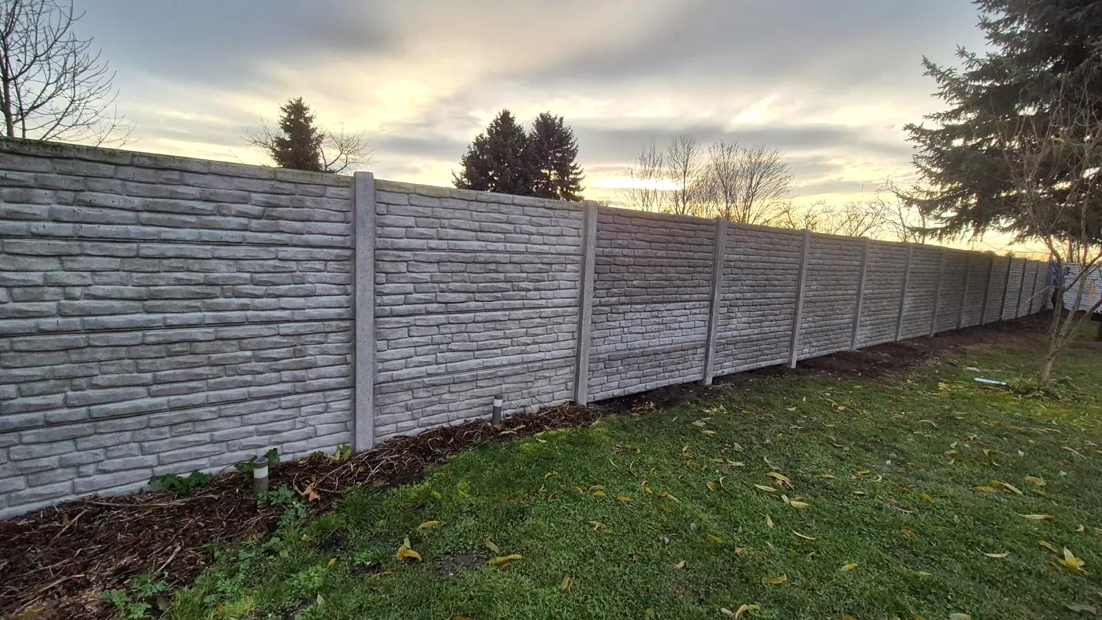 Wie lange hält ein Betonzaun? Beton C 30/35, Bewehrung und Montagequalität – Miko Beton Zaun